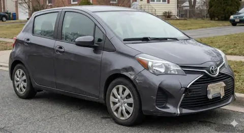 Toyota Yaris z uszkodzeniem nadwozia — przykład auta uszkodzonego
